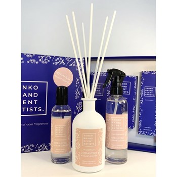 Picture of SANKO THE KIT MIRANDUS AVANT-GARDE- Κασετίνα με 3 προϊόντα: 1 Mirandus Reed Diffuser αρωματικό χώρου 250 ml, 1 Mirandus Eau D’Ambiance αρωματικό χώρου room pump 100 ml και 1 Mirandus Linen Refresher αρωματικό για το φρεσκάρισμα των υφασμάτων 200 ml